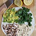 Tortilla au houmous, kale, avocat et champignons
