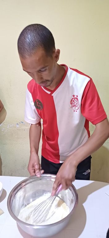 Une petite équipe de pâtissiers fait des baghrir بغرير au temps d'accueil ce lundi à O.T.