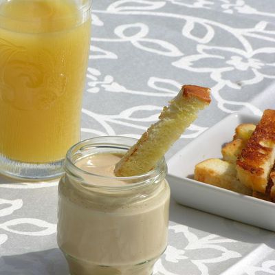 Yaourt à la crème anglaise au café et ses mouillettes de brioche