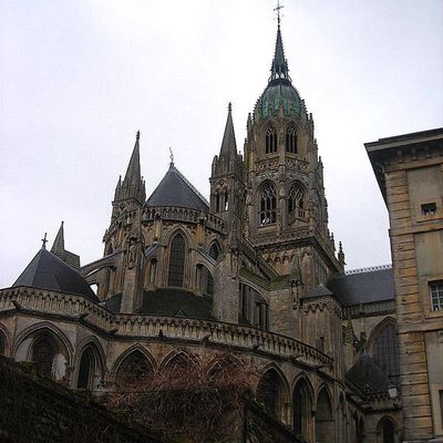 Vitraux et voix bajocasses