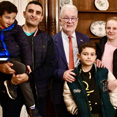 DANS LA MÊME COMMUNAUTÉ, YOUCEF RETROUVE AURÉLIE ET SES ENFANTS.