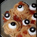 P'tites assiettes de spaghetti ensanglantés aux yeux globuleux pour Halloween