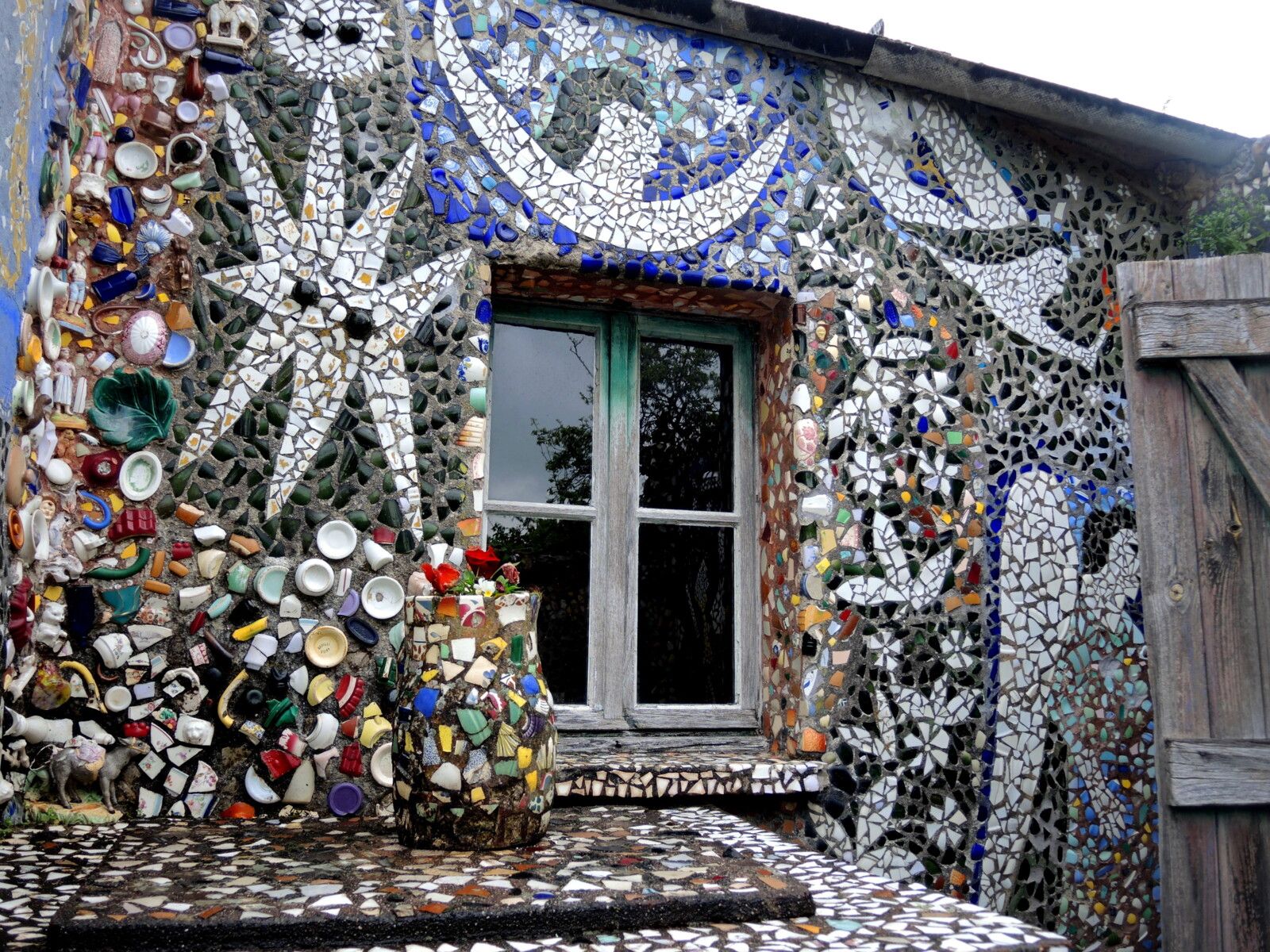 Chartres, Maison Picassiette, la maison d'été, extérieur (28)