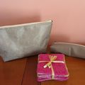 pochette, trousse et lingettes démaquillantes