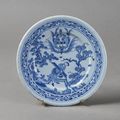 Nevers. Petit plat rond à décor en camaïeu bleu d’un Chinois sur une terrasse, XVIIe siècle