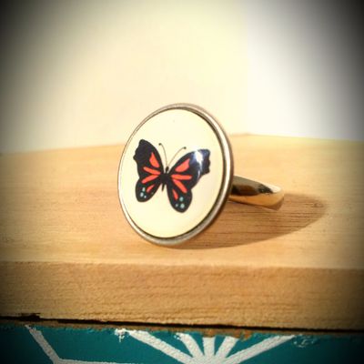 # 024. Bague cabochon papillon