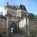 Avignon et son palais des papes qui en impose..