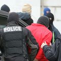 Les policiers qui accompagnent les personnes refoulées du territoire français gagnent en terme de bonus de fidélité 