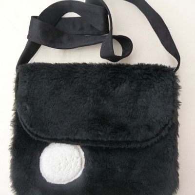 Sac à main bandoulière noire en fausse fourrure