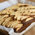 GÂTEAU MOELLEUX AUX DATTES, POMMES & ÉPICES