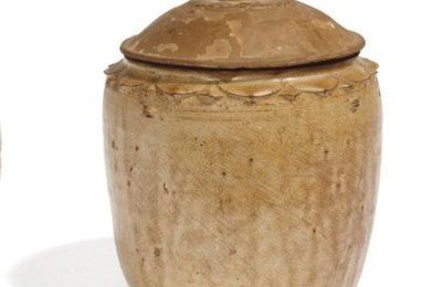 Pot couvert en grès émaillé beige. Vietnam, Thanh Hoa, Dynastie des Ly, XIIe siècle.  