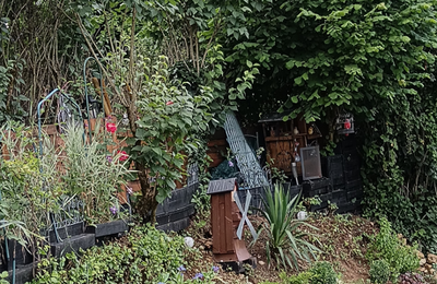 le talus ....tout en déco et fleuri