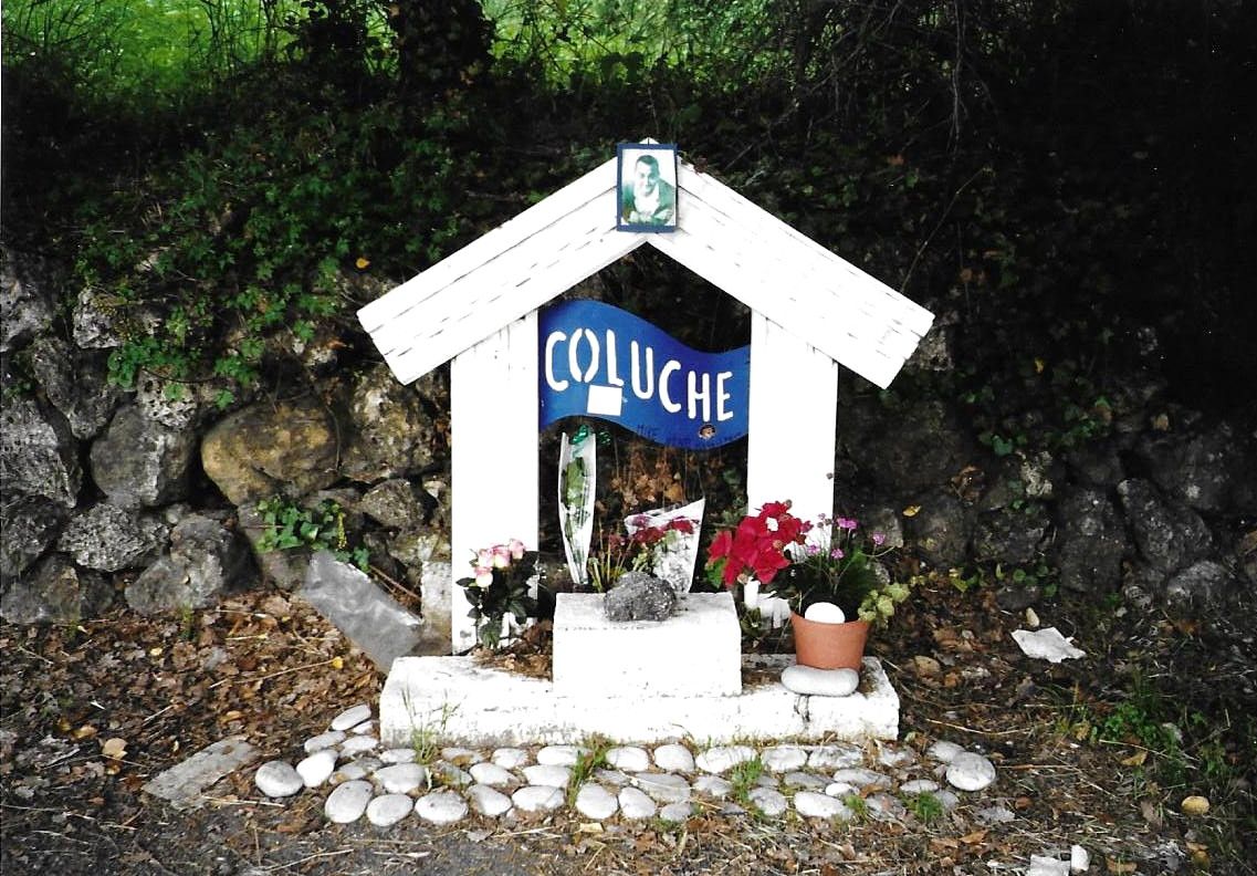 Opio, carrefour Coluche, stèle (06)