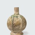 A crackle glazed wine bottle with polychrome enamel decoration, Bát Tràng kilns,16th-17th century