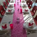 Déco de table blanc et rose.