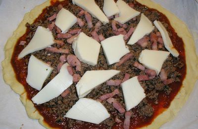 Pizza viande hachée, lardons, mozza