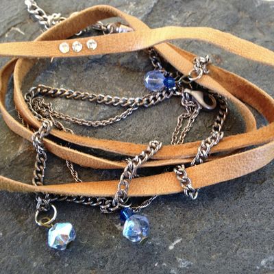 bracelet multitours en cuir camel ,chaine argent et perles Swarovski