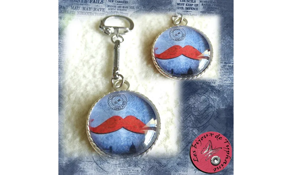 Porte clé "Moustache Rouge" en cabochon en verre dans les tons bleus 