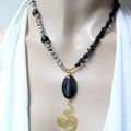 Collier d'onyx et de jaspe , serpent de laiton 