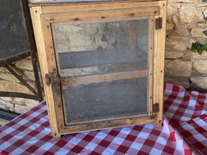 qui se souviens du rémouleur qui passait dans les rues et du garde manger où l'on mettait principalement le fromage à l'époque. Et le four du boulanger 