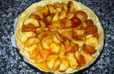 Tarte aux pommes et confiture d'abricots