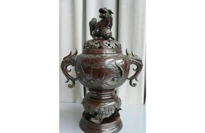 Deux ensembles brûle parfum et vases en bronze. Indochine, XIXème siècle