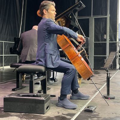 concert gratuit mais pluvieux du violoncelliste Gautier Capuçon à Avranches - 16-07-2025- 