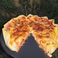 Quiche aux saucisses Knacki, moutarde et coulis de tomate