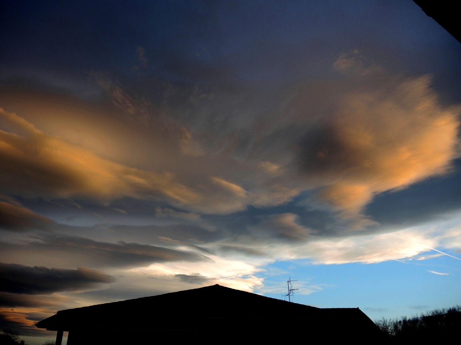 Mouguerre, ciel nuages,fin de journée,  janvier 2025.. (64)