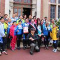 Deux groupes de cyclotouristes chinois encadrés