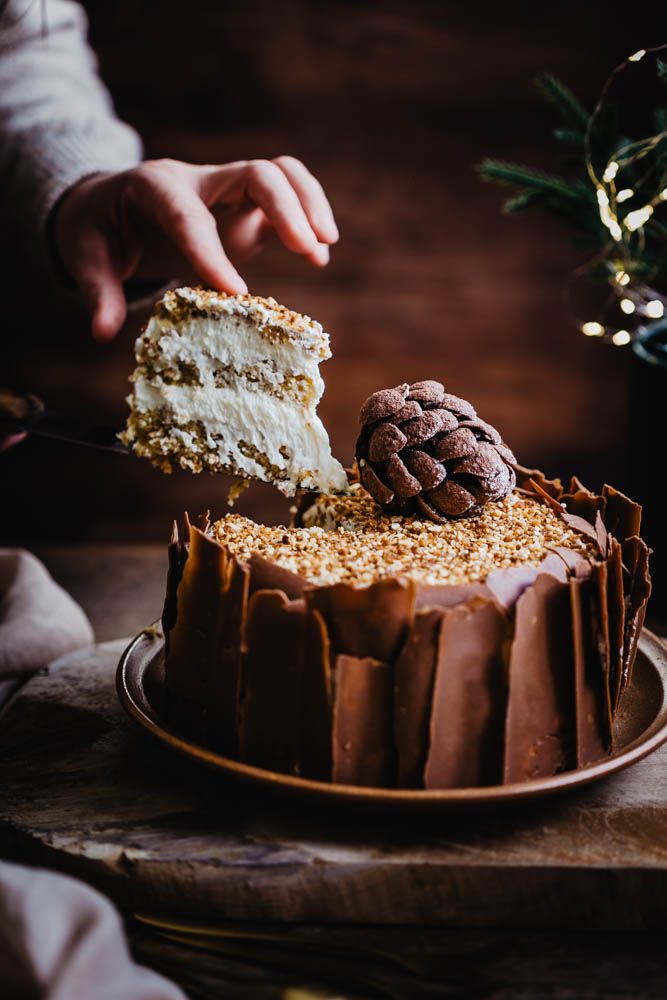 gateau de Noel, christmas cake, genoise noisettes, chantilly vanille, repas de noel, dessert de noel, léger, facile, feuille en chocolat, pommes de pin brownies au chocolat