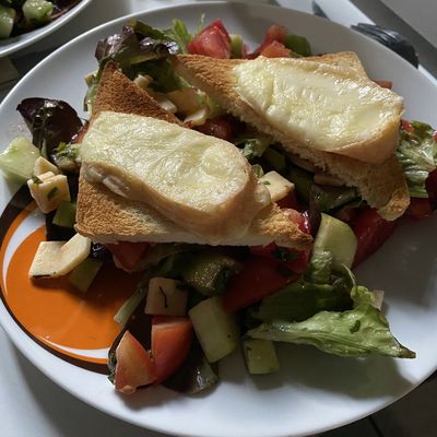 Salade avec ses tartines au munster 