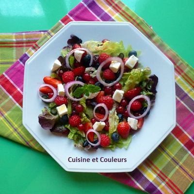 Salade verte aux fruits rouges et dés de chèvre 