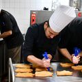 SUR LA FÊTE FORAINE, CET APRÈS-MIDI, DISTRIBUTION AUX ENFANTS DES PETITS COCHONS EN PAIN D’ÉPICE.