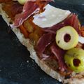 Compotée de fenouil/carotte, jamón ibérico, olives et copeaux de parmesan en tartine