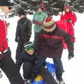 Equipement des enfants ce matin chez notre loueur de skis et premères descentes en luge!!!