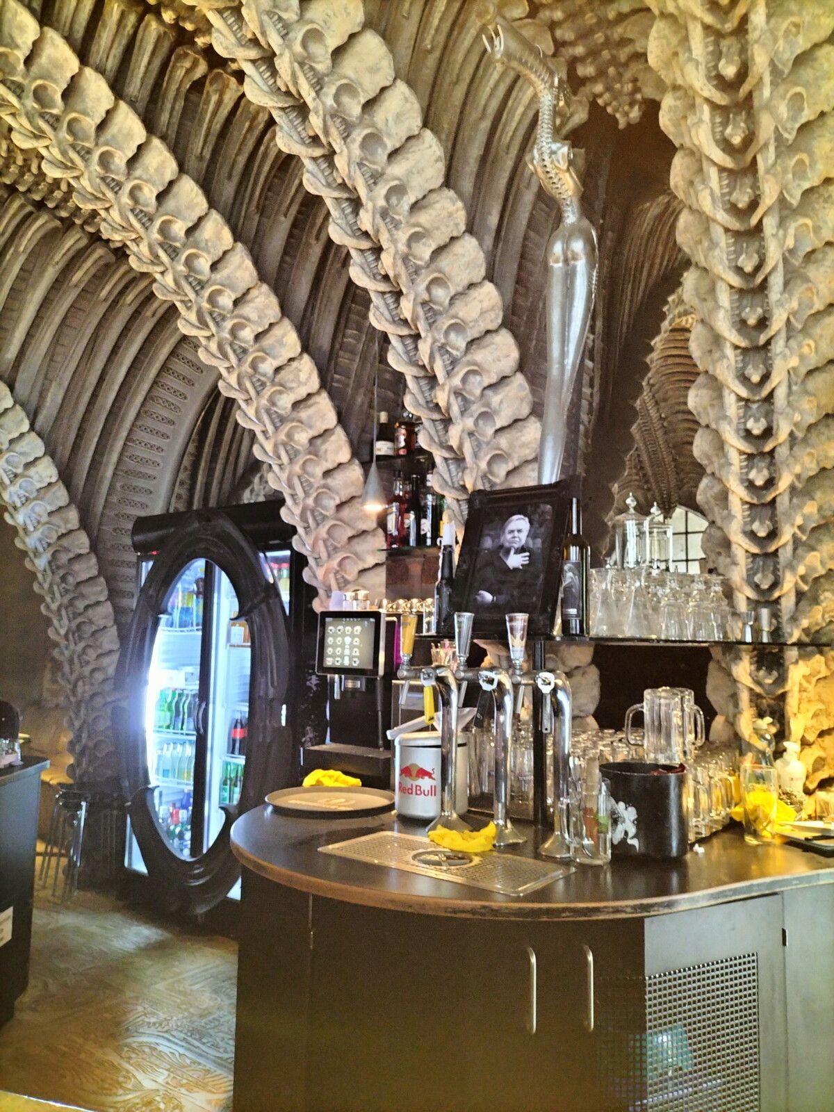 Gruyères, bar Giger, entrée et comptoir (Suisse)