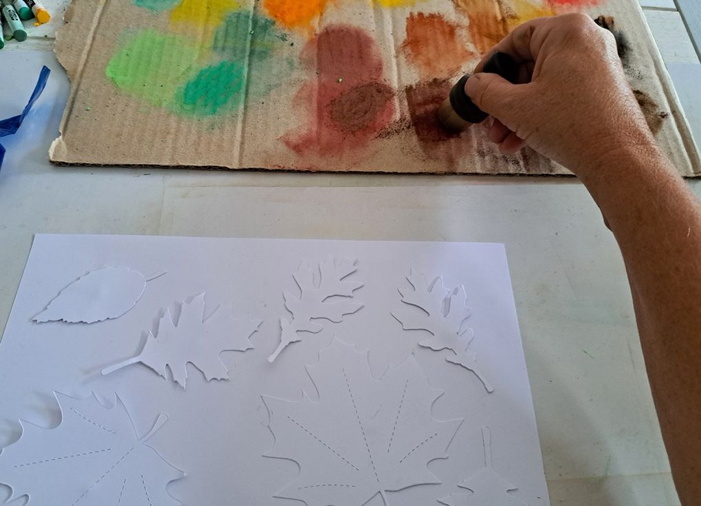 Avec différentes feuilles d'arbre, sans les déplacer
