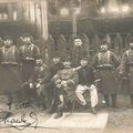 Quid de cette carte photo de militaires devant des wagons voyageurs à Belfort ?