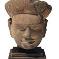 Tête de divinité en grès gris. Cambodge, art khmer, style d'Angkor, XIIe siècle 