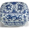 A blue and white 'dragon' box and a cover, the cover Wanli period, the box 19th century