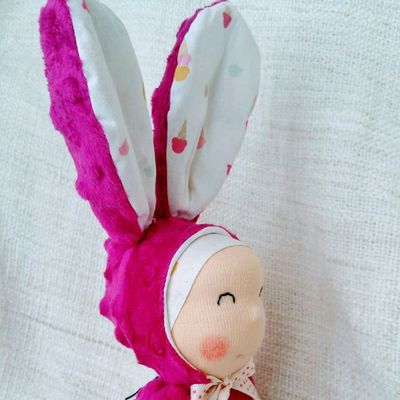 Tipoupidou déguisé en lapin grandes oreilles fuschia 