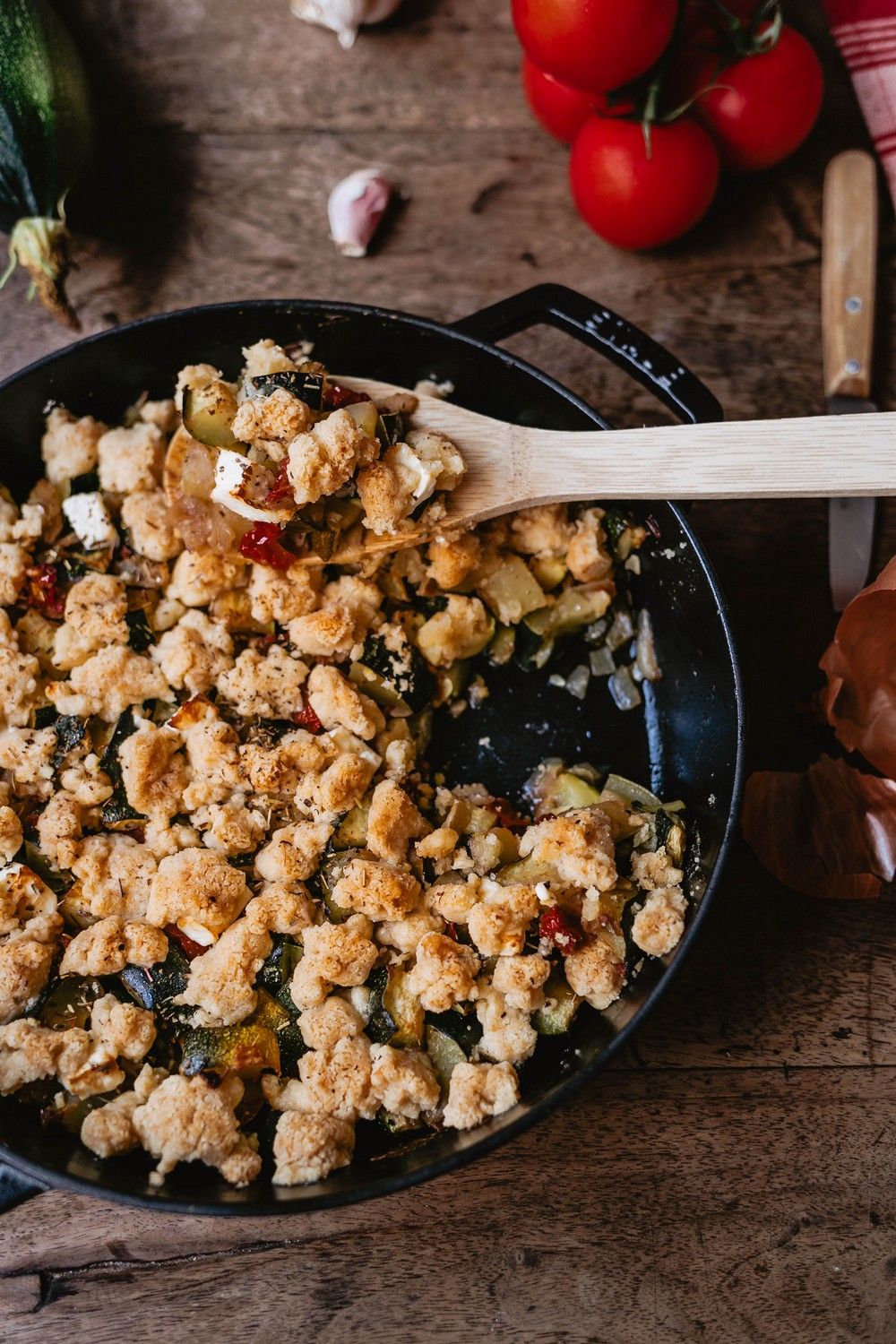 crumble salé, recette estivale, été, facile, légumes d'été, ratatouille crumble, courgettes, feta, tomates, recette méditerranéenne