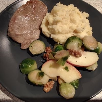 Filets de veau, choux de Bruxelles et pommes 