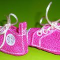 Minis chaussons tout en broderie.