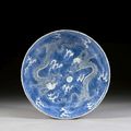 A blue and white porcelain dragon dish, Qing dynasty, Kangxi period (1662-1722)