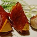 Une entrée de courge musquée au prosciutto et sa tête d'ail