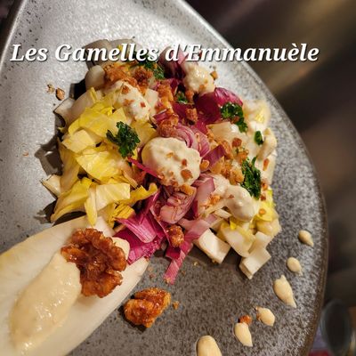 Salade d’endives et noix caramélisées, sauce tahin-parmesan (Yotham Ottolenghi)