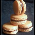 Macarons à l'orange garnis de confiture de lait...