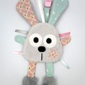 Doudou lapin attache tétine rose gris bleu